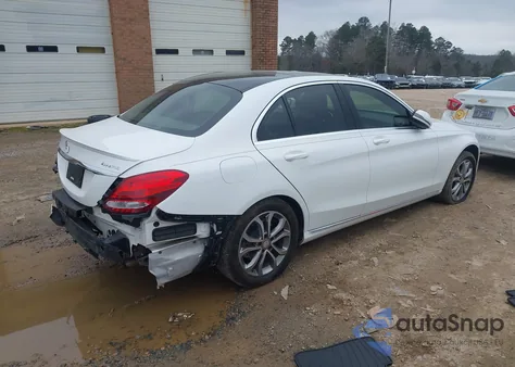 2016 Mercedes-Benz C 300 4Matic z USA, uszkodzony, nr VIN 55SWF4KB6GU098668